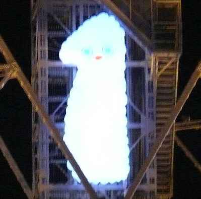 ワンダホ(東海テレビキャラクター):名古屋テレビ塔に設置:インフレート看板:エアロオンザウォール仕様