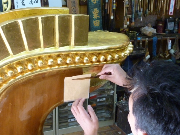 鴟尾に金箔を貼る