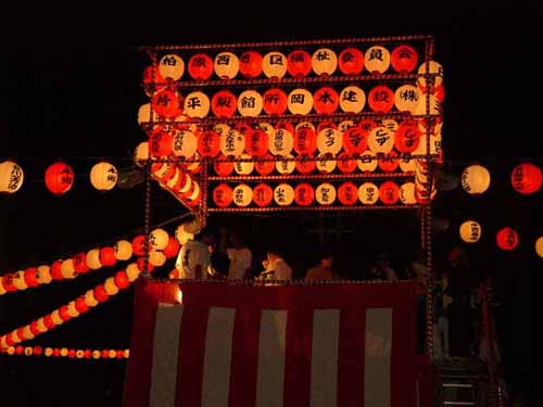 にぎやかに 盆踊りの提灯